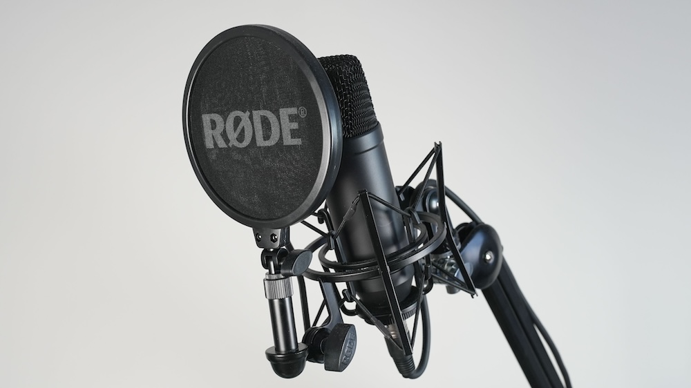 Le microphone Rode NT1 Signature Black sur un bras articulé