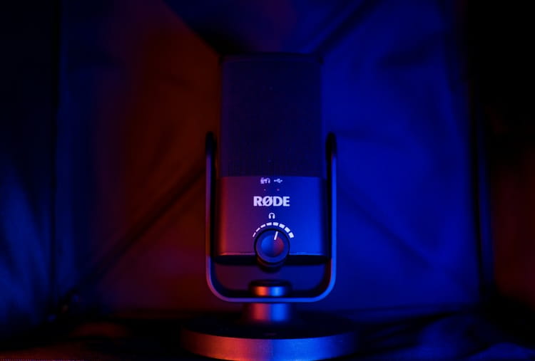 Le micro rode USB-Mini sur un fond sombre